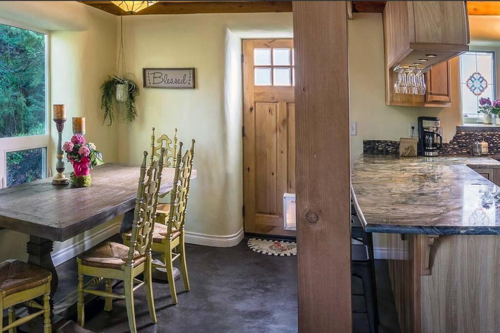 Vila European Style Straw Bale Retreat Ashland Exteriér fotografie